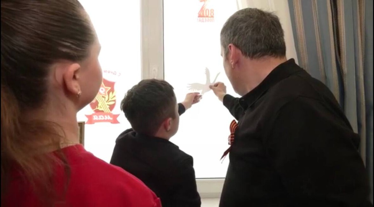    Врио губернатора Курской области принял участие в акции «Окна Победы» вместе с Первыми