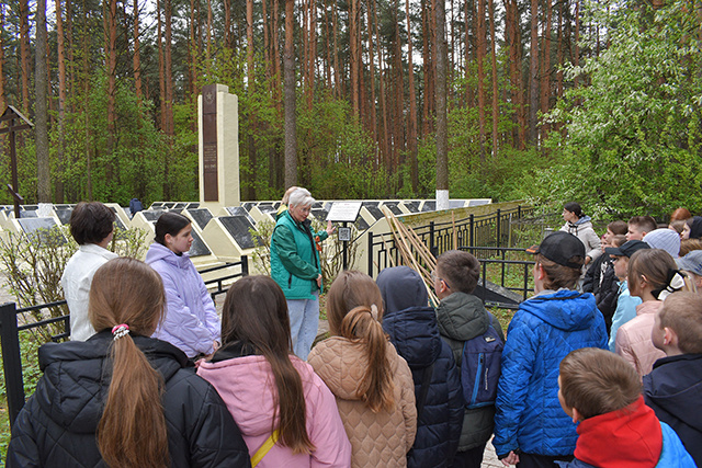 В Твери школьники участвуют в благоустройстве воинских захоронений и памятных мест
