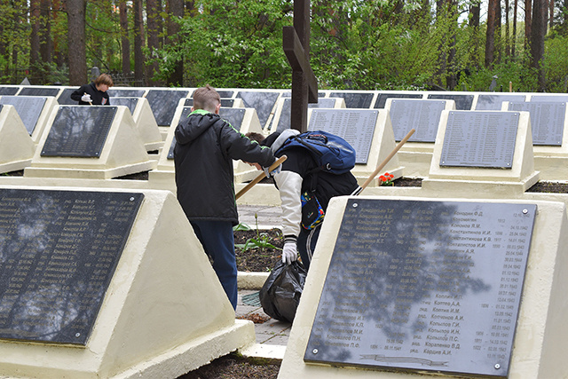 В Твери школьники участвуют в благоустройстве воинских захоронений и памятных мест