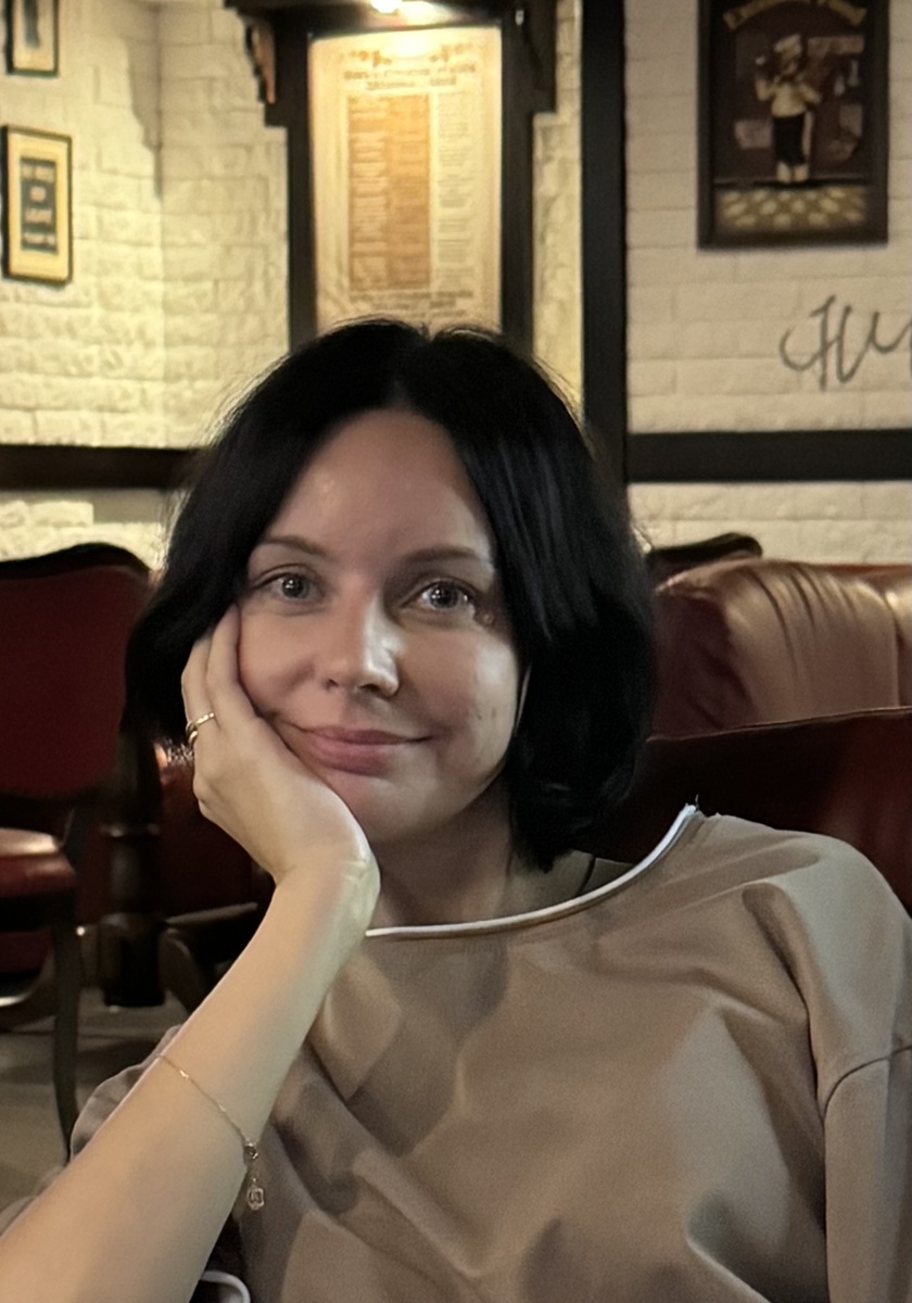 Кто я в профессии?
 

Каждый день я помогаю людям разобраться в их внутреннем мире, с их мыслями и чувствами. И это стало частью моего образа жизни. Это также, как моя семья - часть моей жизни, еда - часть моей жизни, увлечения - часть моей жизни.

 

Я создаю структуру в понимании человеком своих внутренних процессов, которые нельзя потрогать или увидеть. 

Когда они хаотичны, человек как будто бы хочет схватиться за опоры, чтобы почувствовать уверенность и уверенно двигаться, но не может нащупать их и перемещается в пространстве своей жизни как в густом тумане. 

Я расставляю на места понятия, определения, суть вещей и процессов, которые у каждого человека уникальны, в том числе помогая увидеть эту уникальность.

 

В профессии я определяю себя через мои действия и результаты, не забывая наслаждаться простым дыханием и данностью внешнего мира.