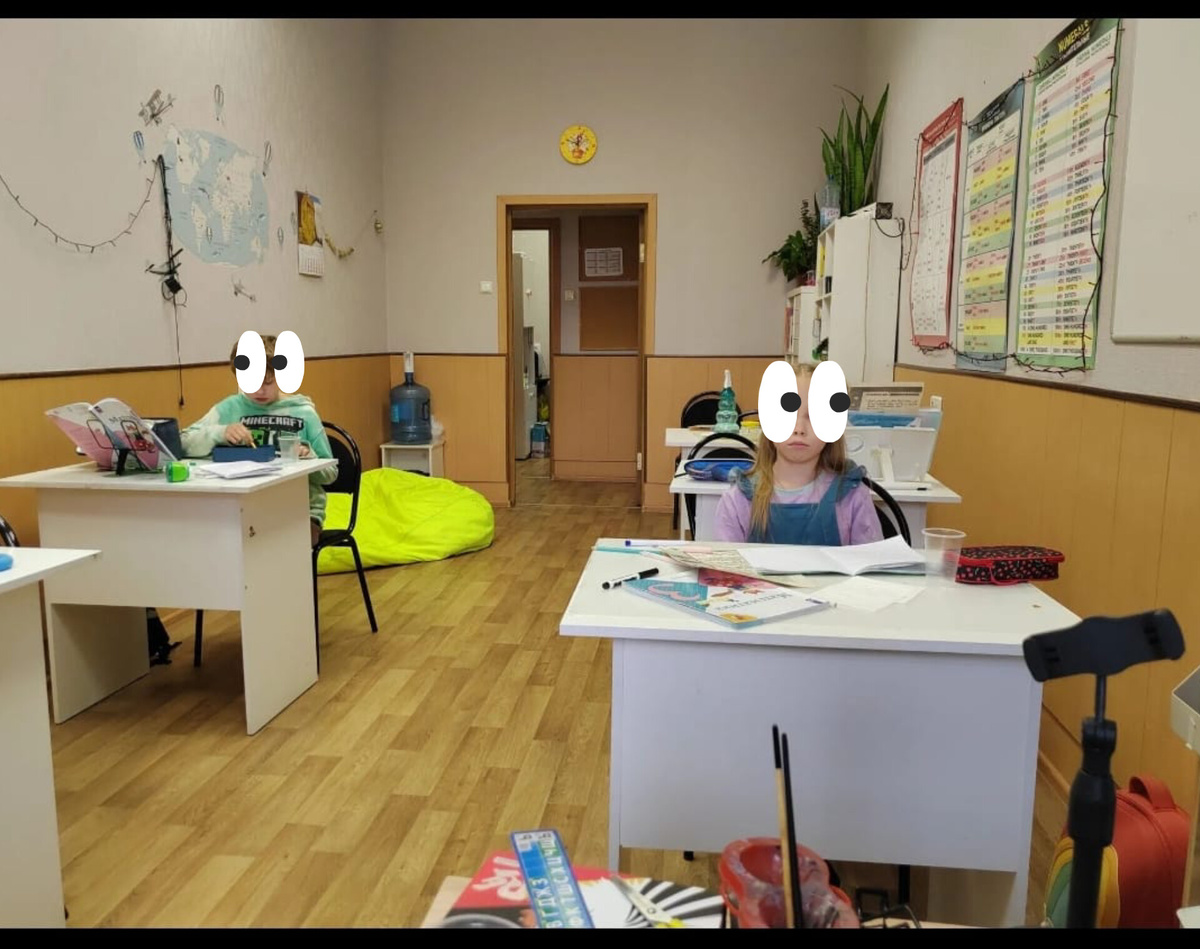 Сам класс. Доска обычная, с мелом. У учителя есть принтер для распечатки индивидуальных заданий.