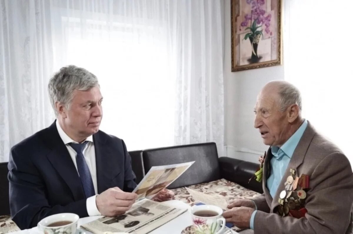    Губернатор поздравил с Днём Победы жителя блокадного Ленинграда Бориса Цветкова.