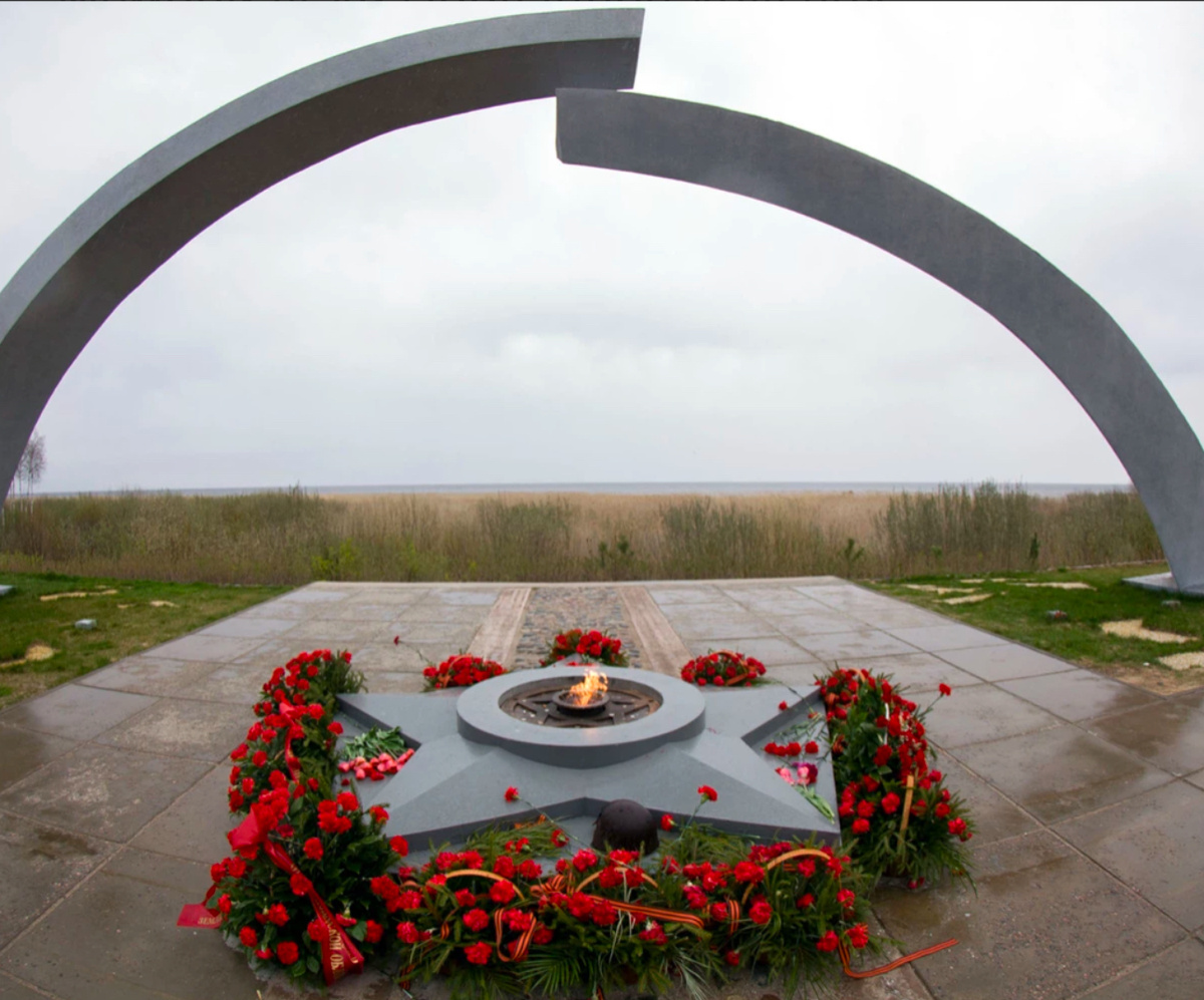 Источник: https://gid.expert/russia/санкт-петербург/достопримечательности/мемориал-разорванное-кольцо