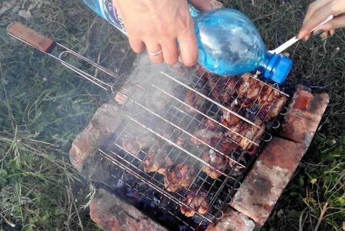 Конечно можно использовать бутылку с водой. /Фото: otvet.mail.ru.