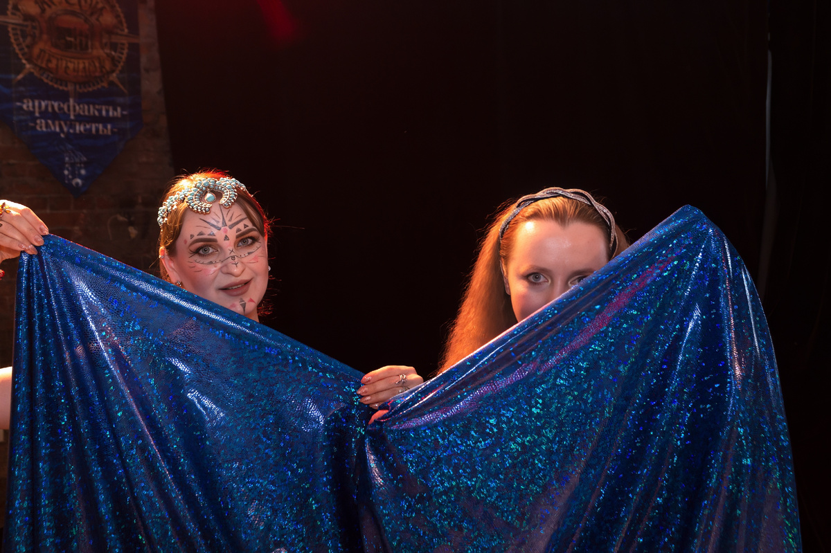 ЭтноFest в Косом Переулке на Фестивале Магии, 29 марта 2025. На фото наши корреспонденты от 
 Smooth LifeStyle СПб Мария Кочубей и Анюта Прибыльская.