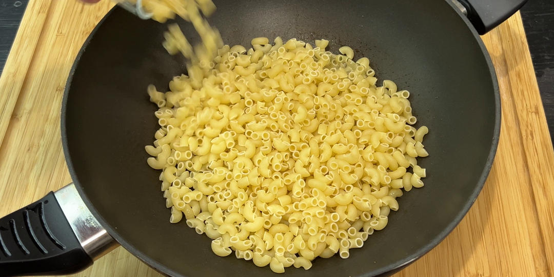 Бросаю макароны в кипящее масло — и это блюдо сразу становится настоящим деликатесом. Просто, дёшево, а вкус как в дорогом ресторане