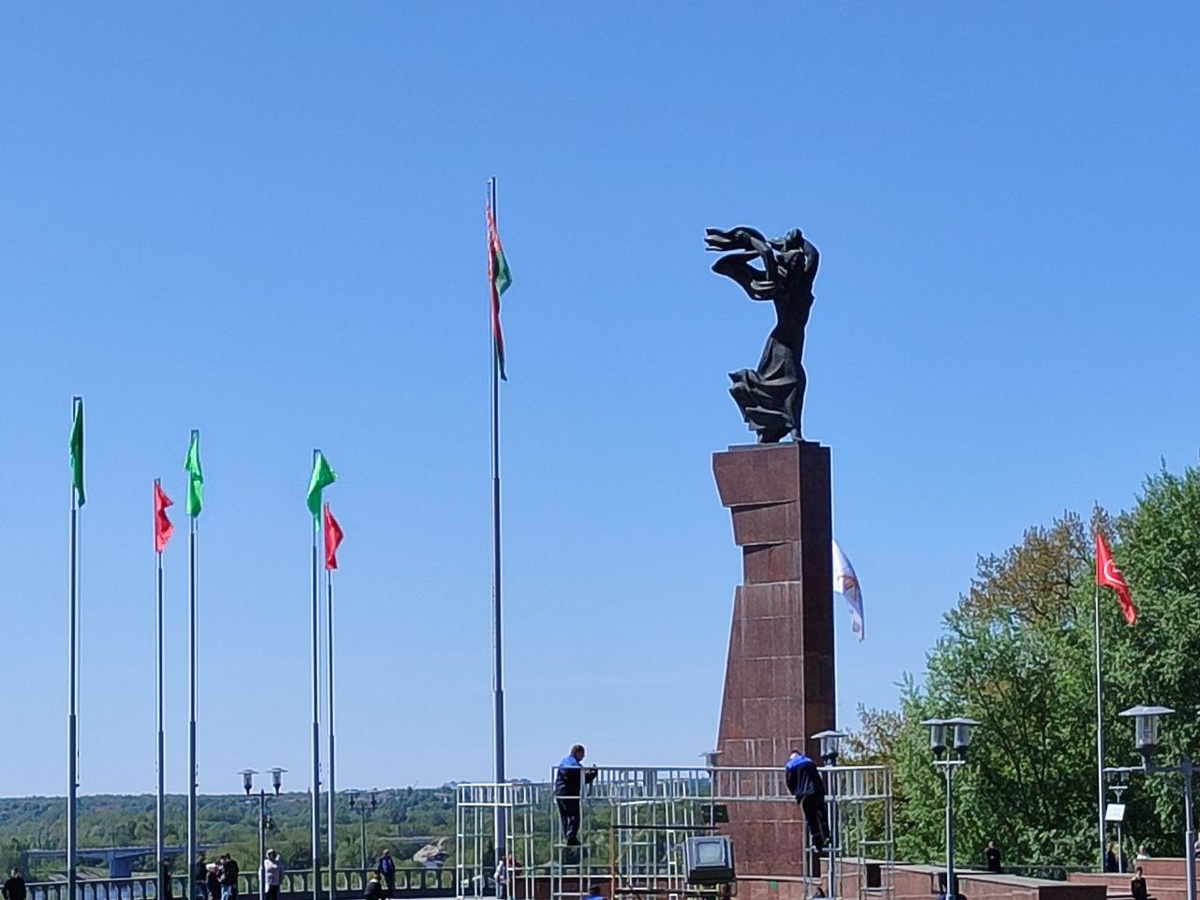 "Борцам за советскую власть". 1982 г. Скульптор Л. Гумилевский.