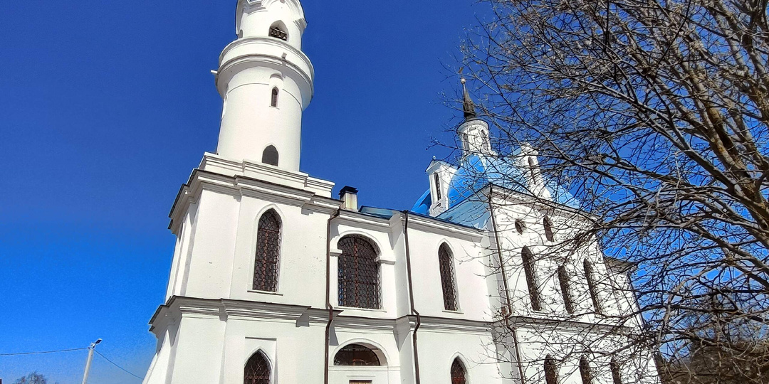 Церковь Архангела Михаила в Поджигородово - белоснежный неоготический корабль среди берёз