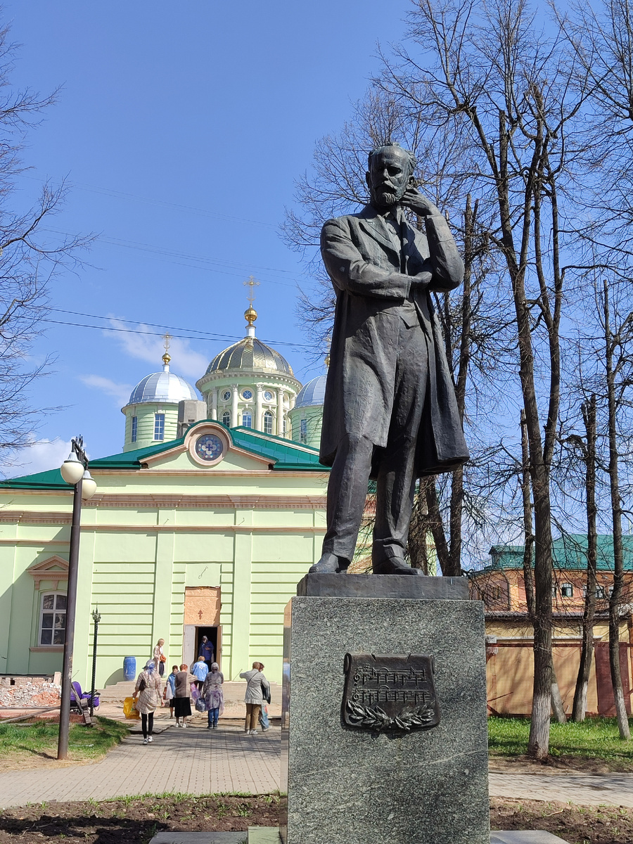 Памятник П.И. Чайковскому.
