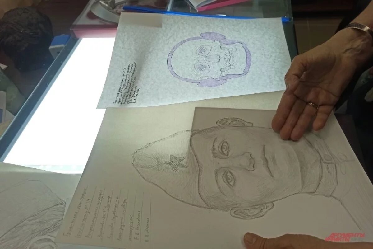    Распечатав изображение черепа анфас и в профиль, учёные «накладывают» на него мягкие ткани, получая контур лица.