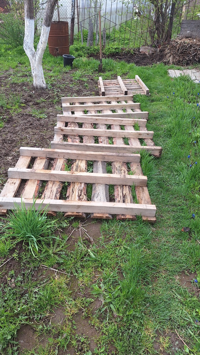 Фото автора. Поддоны для компостной кучи. 