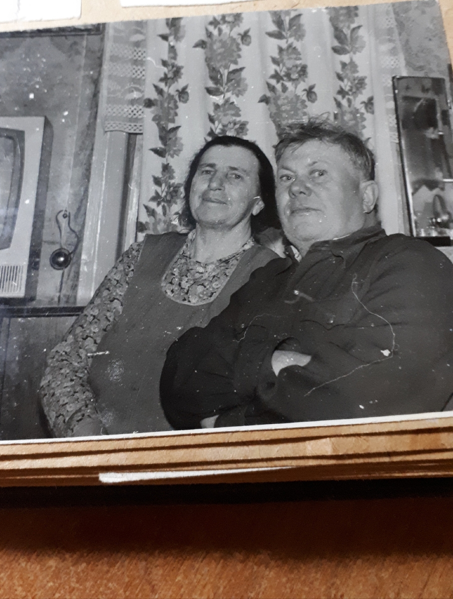 Здесь им привезли новый телевизор . Сколько счастья ! Теперь дедушка будет смотреть новости на хорошем экране .