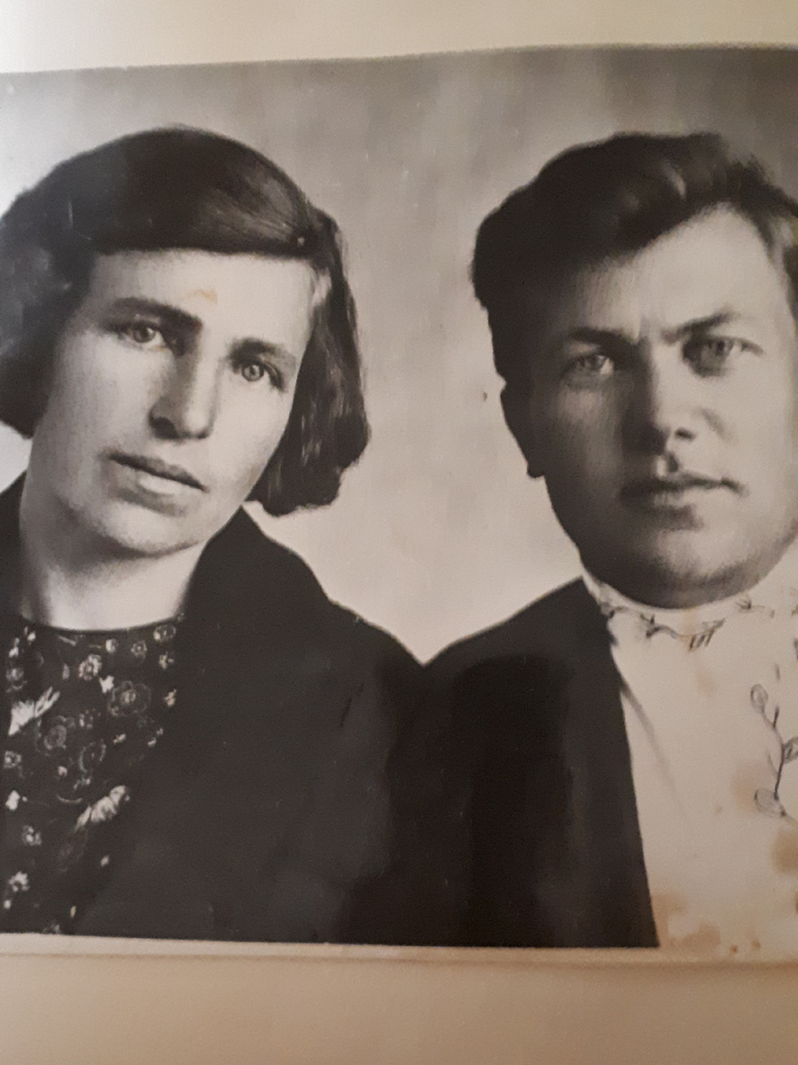 Вот тут они молодожены .