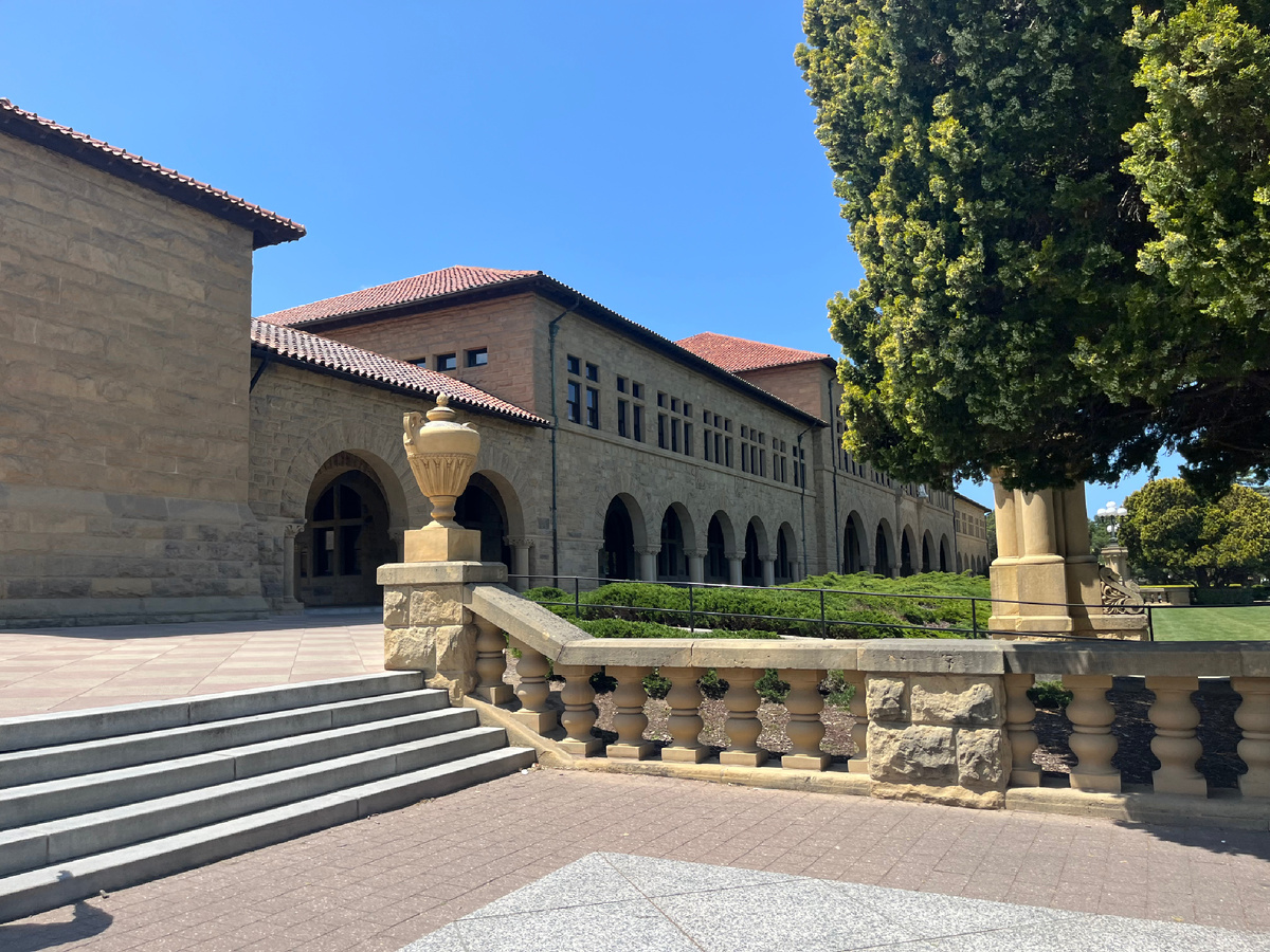 Один из корпусов Стэнфордского университета