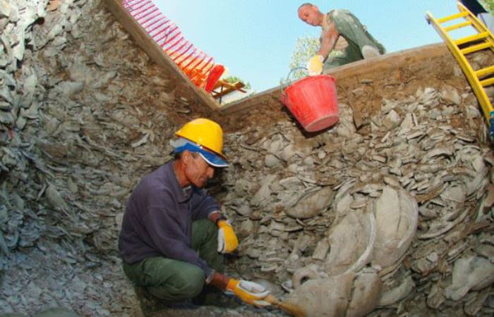 Археологи на раскопках древних свалок / Фото: archaeology.org