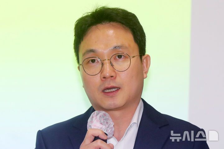    [Сеул = Newsis] Ким Хе Джин = Ютубер Ли Джин Хо выступает на пресс-конференции, опровергающей заявления семьи покойной Ким Сэ Рон и представителя GaroSero Research Institute Ким Се Ый, которые 7 мая провели пресс-конференцию, касающуюся актера Ким Су Хёна, в одном из мест в Каннам-гу, Сеул. 2025.05.07. jini@newsis.com