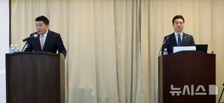    [Сеул = Newsis] Адвокат Пу Джи Сок (справа) отвечает на вопросы журналистов на пресс-конференции, посвященной серьезным преступлениям актера Ким Су Хёна, которая состоялась 7 мая днем в Space Share в Каннам-гу, Сеул. 2025.05.07. jini@newsis.com