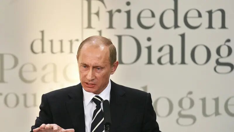 Владимир Путин на Мюнхенской конференции, 2007 год
Этот момент стал точкой невозврата. Впервые за годы постсоветской истории российский лидер открыто бросил вызов однополярному миру. Его взгляд, направленный на западную элиту, говорил сам за себя: «Мы больше не будем играть по вашим правилам». 