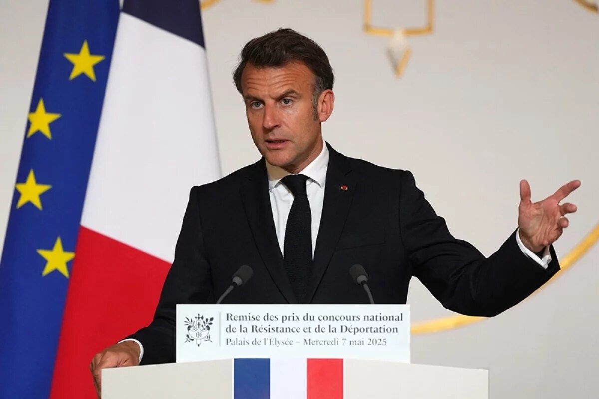    Офис президента Франции Эммануэля Макрона разослал приглашения всем посольствам, кроме российского и азербайджанского.