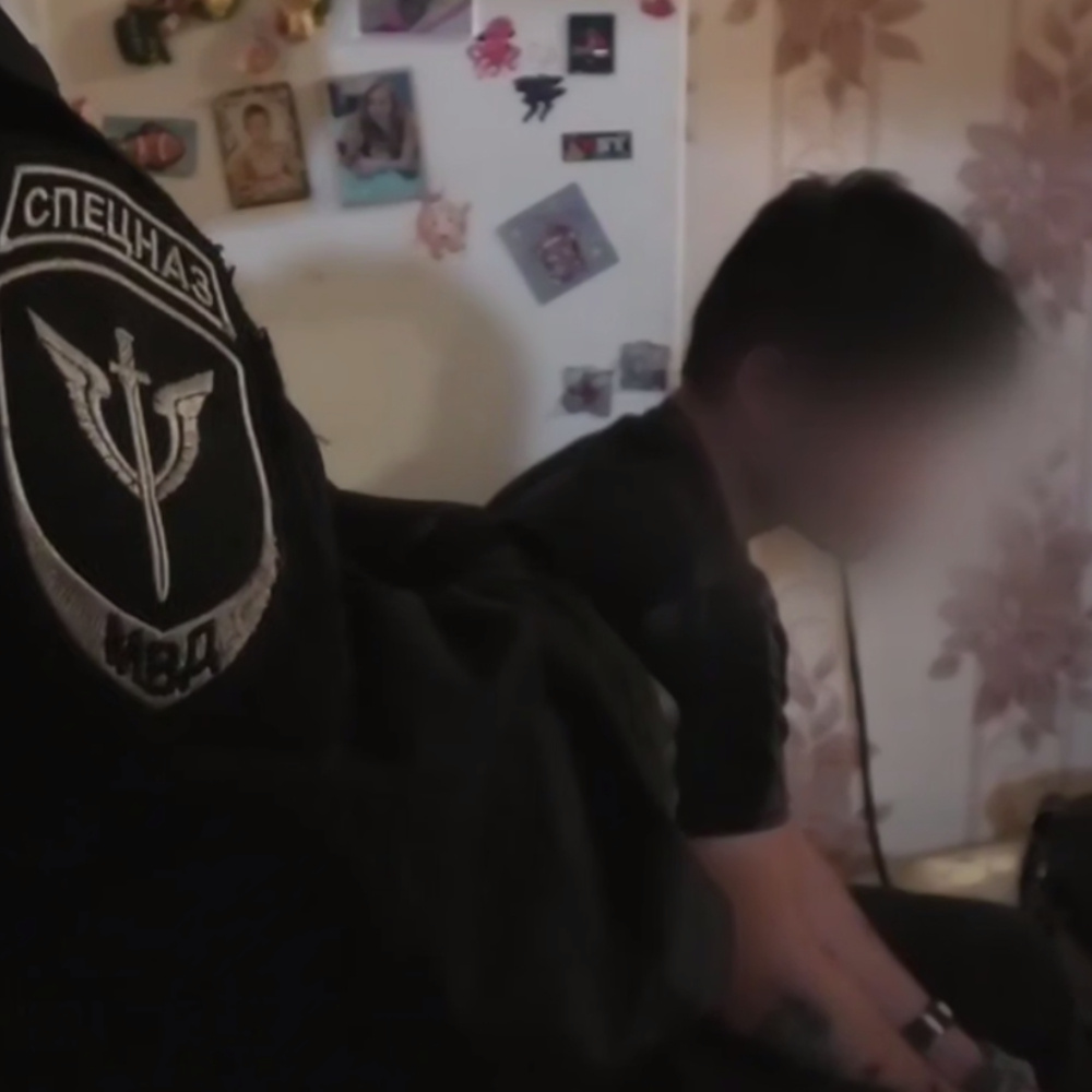 
На скамье подсудимых оказались 23 участника преступного наркосообщества. Среди них сбытчики, «закладчики» и силовой блок наркомагазина. Они были задержаны в период с 2020 по 2021 годы.