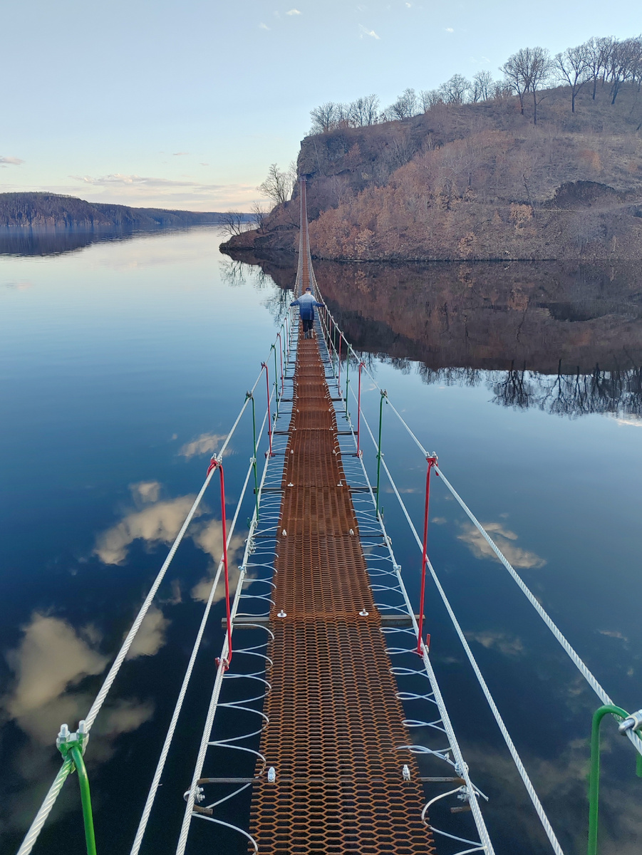 250 метровый мост между скалами над бурейским водохранилищем