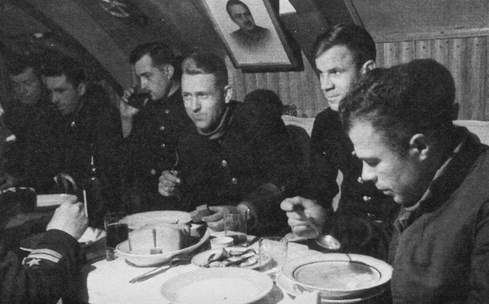 В кают-компании советской подводной лодки. Фото 1941 - 1942 г. Роберт Диамент.