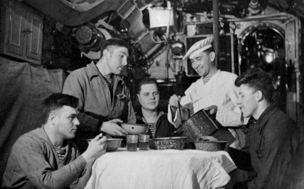 Прием пищи на советской подводной лодке, 1944 г.Похоже на "расход" (оставленная пища для тех, кто был занят на срочных работах). Роберт Диамент.