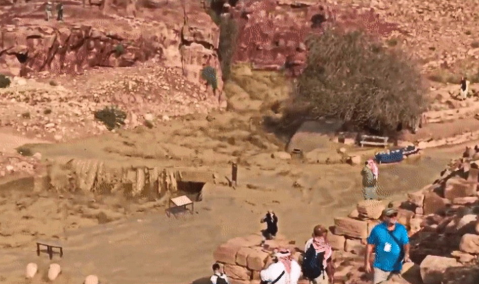 Постоянные читатели узнАют место, на втором фото оно совсем свеженькое, апрельское...