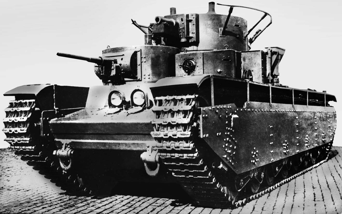 Тяжелый танк Т-35.