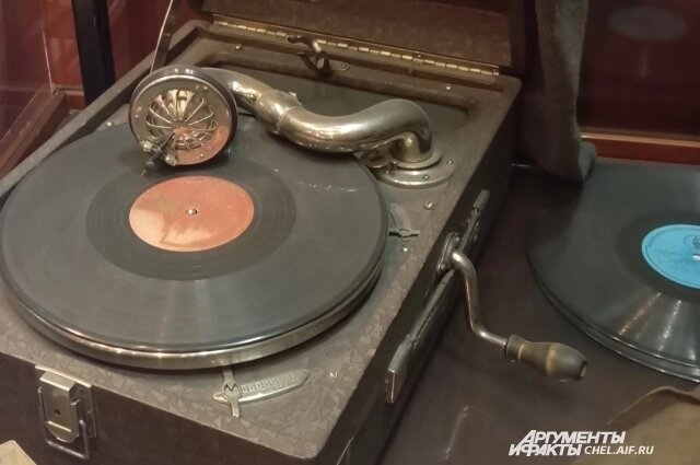    Музейный патефон хранится вместе с приглашением на танцы. Фото: АиФ-Челябинск/ Надежда Уварова