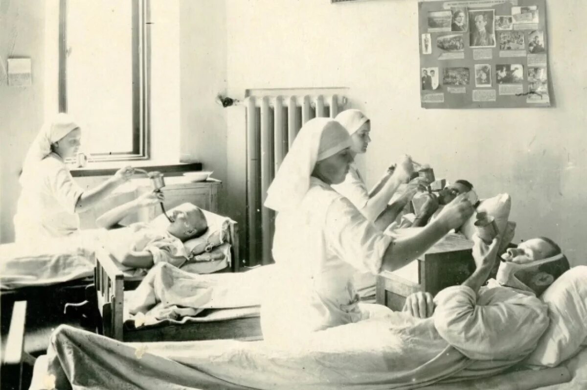    Оперировали и на поле боя.