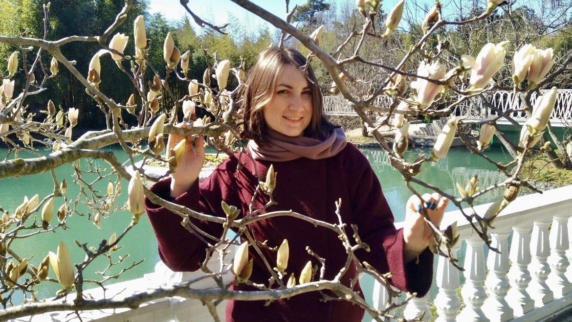 Цветущая магнолия в парке "Южные культуры" весной