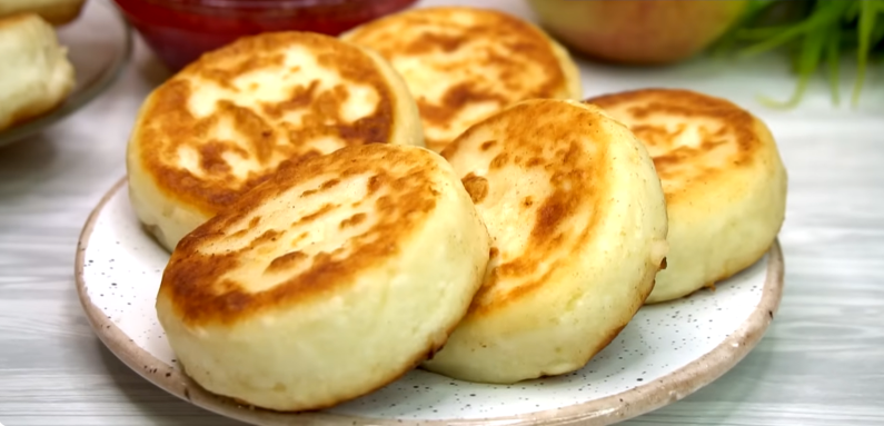 Методом проб и ошибок, я вывела для себя рецепт идеальных сырников: творожный вкус и не расплываются при жарке.