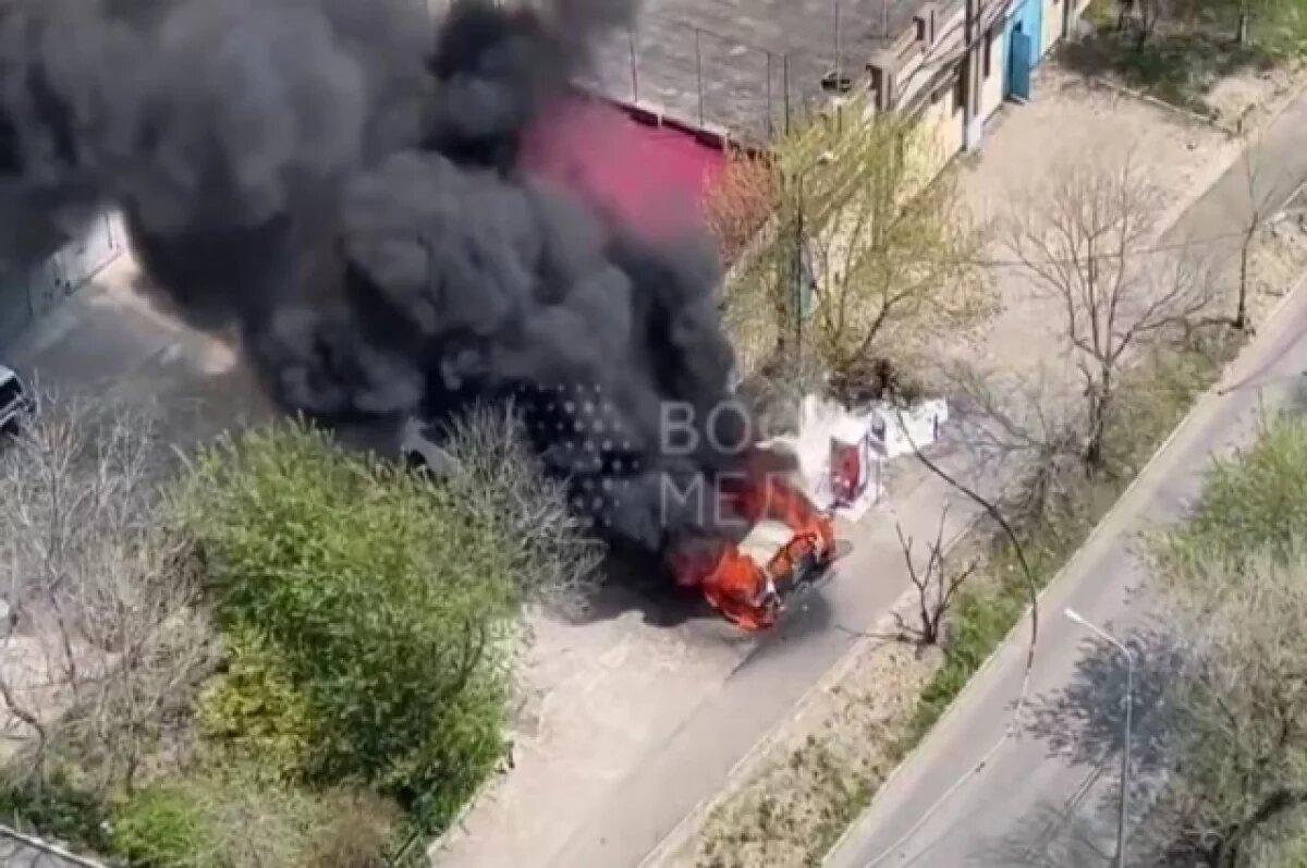    Прибывшие оперативно на место возгорания сотрудники МЧС всё потушили, но автомобили все равно успели серьезно пострадать от огня