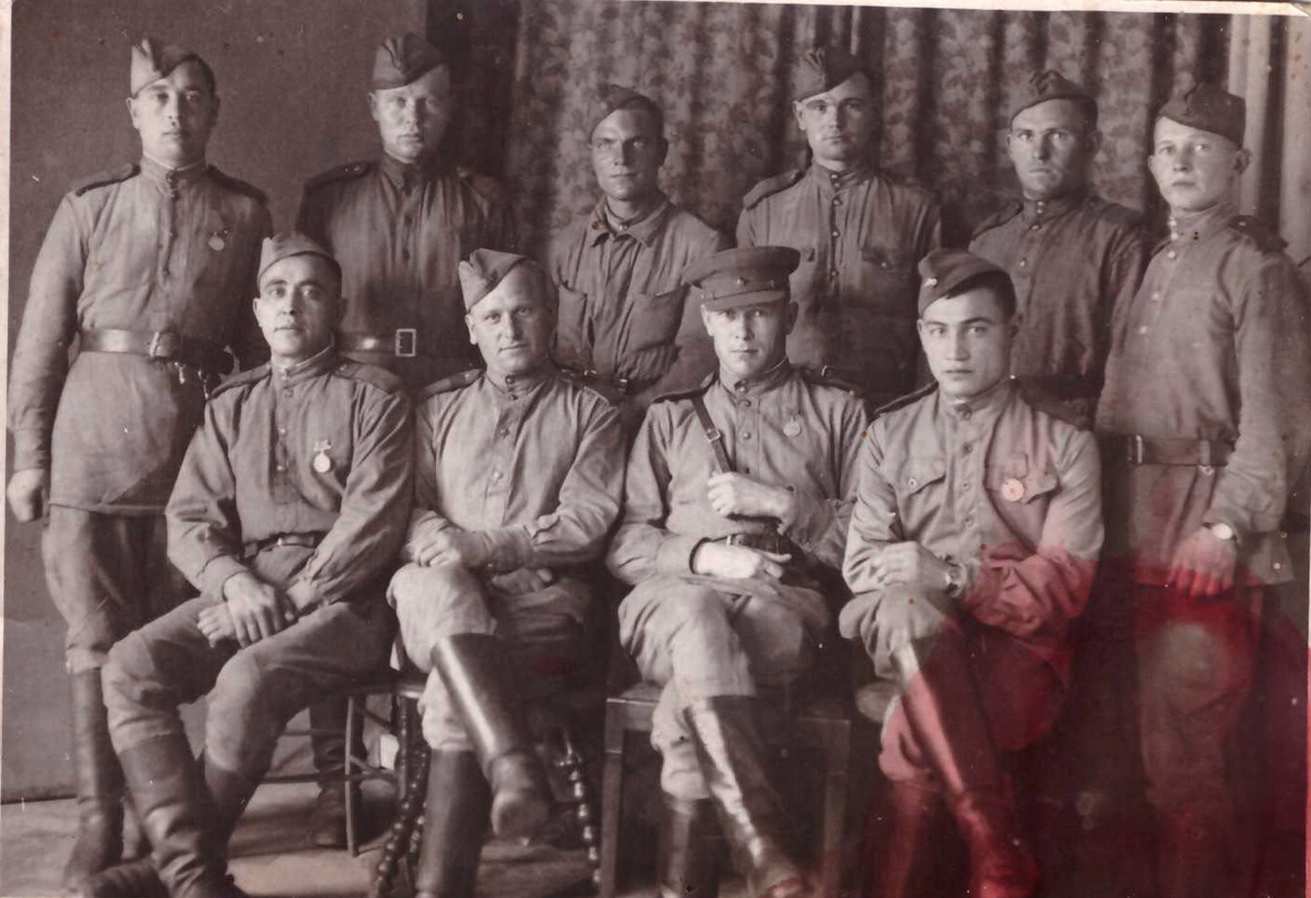 Иван Белугин на втором плане (второй справа) попал служить в танковую дивизию в 1942 году