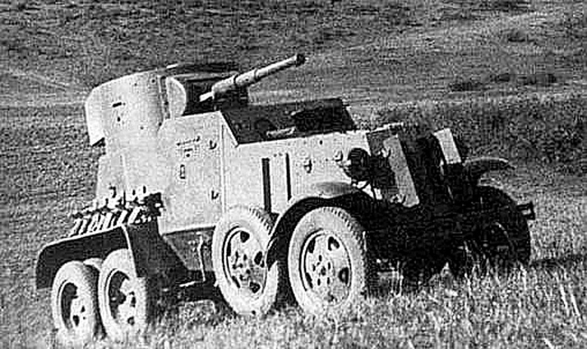 БА-6 на испытаниях на полигоне ЛБТКУКС, 1935 год. Жалюзи охлаждения двигателя открыты, на крыльях задних колёс вездеходные цепи «Оверолл»