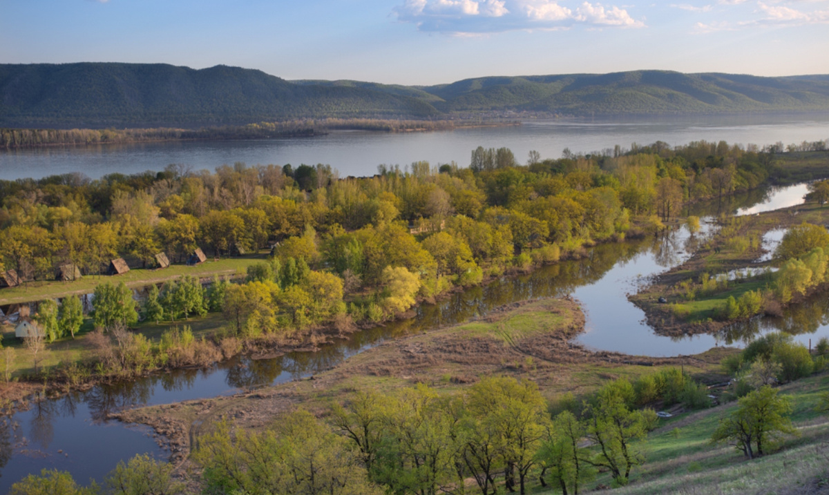 Панорамный вид Мастрюковских озёр с Жигулёвских гор: на переднем плане – затопленный лес и система старичных озёр, вдали – Волга и гора «Стоячая».
