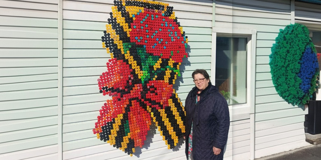 «Чтобы не сидеть сложа руки»: кемеровская пенсионерка, всю жизнь проработавшая на заводе, мастерит панно из пластиковых крышечек