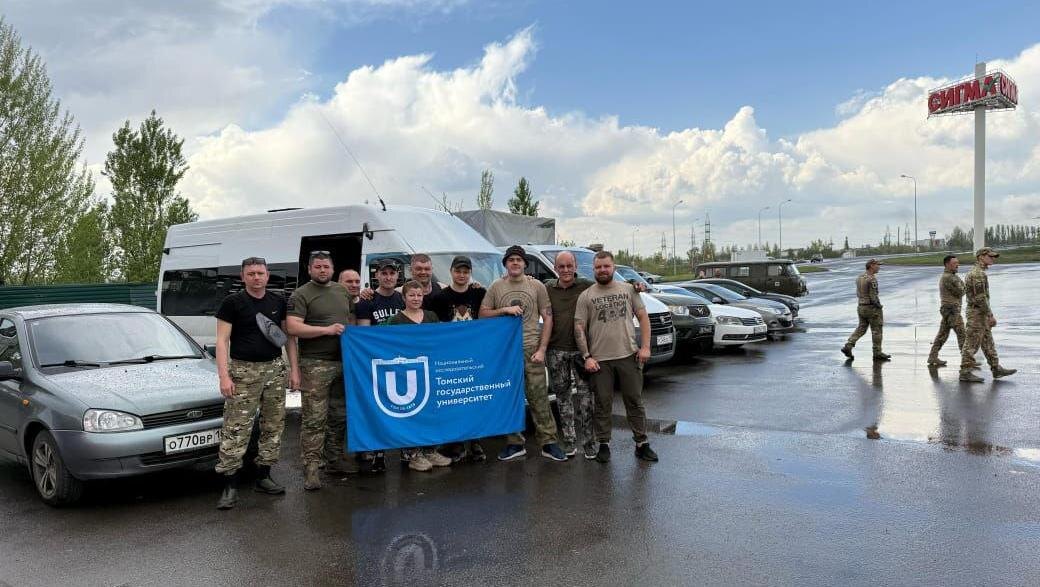 Фото предоставил Олег ЛогвиновВолонтерская группа с бойцами 201 военной базы и 1-й «Славянской бригады»
