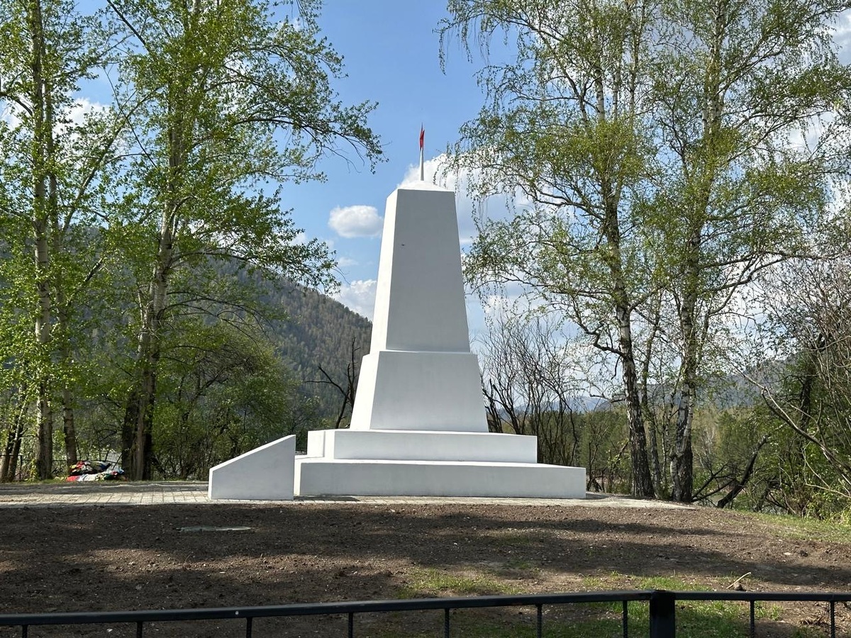 Обелиск на Бирюзовой Катуни. Субботник жители села белят памятник к 80-летию Победы.