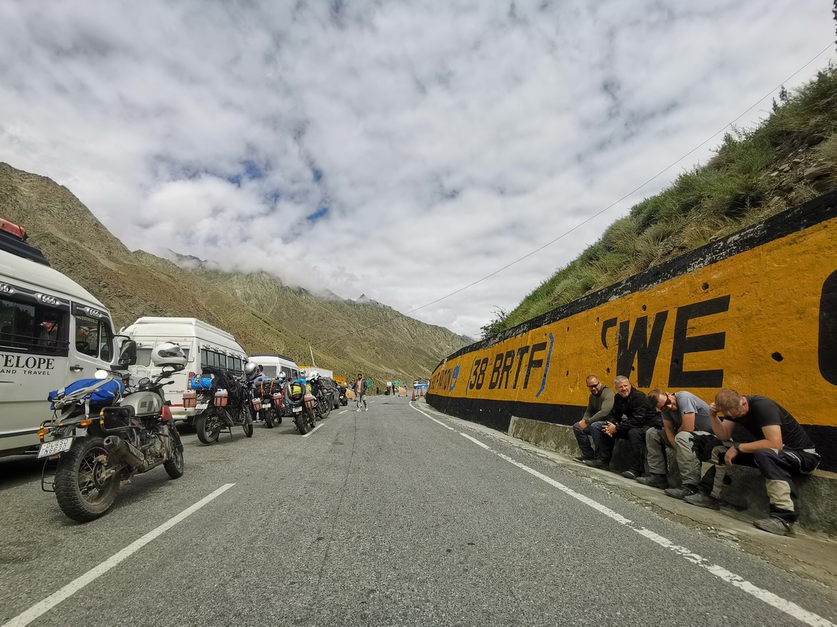 Дорога закрыта, сошел сель, ждем открытия