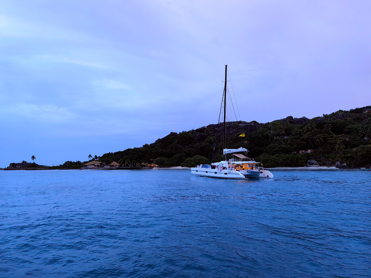 Круиз с французиками не мог не испортить стоянку на Felicite. Но эти были тихзие. в 23 уже спали.