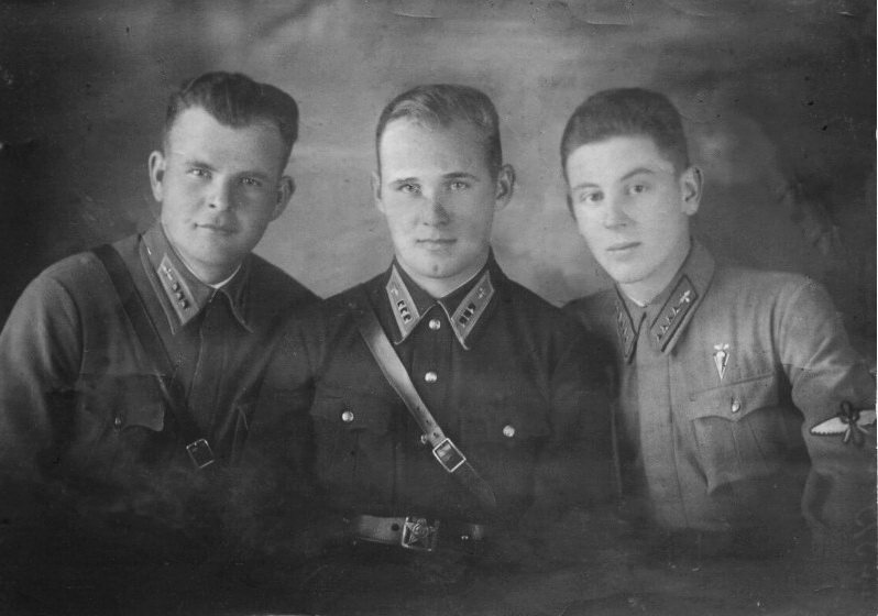 Николай Власов с сослуживцами. Справа - Василий Сталин