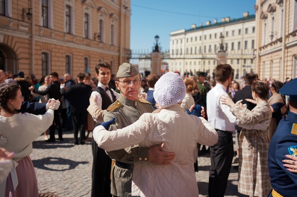    Во дворе Капеллы по традиции закружатся в вальсе пары, одетые на манер 40-50-х годов. Фото: vk.com/spb_capella