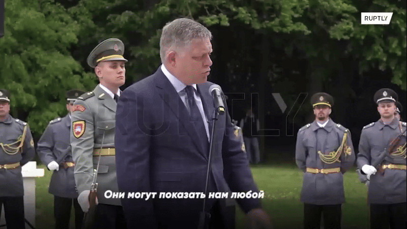    Роберт Фицо возложил венки к могилам советских солдат в Словакии: "Мы хорошо знаем, откуда к нам пришла свобода". Видео: Ruptly