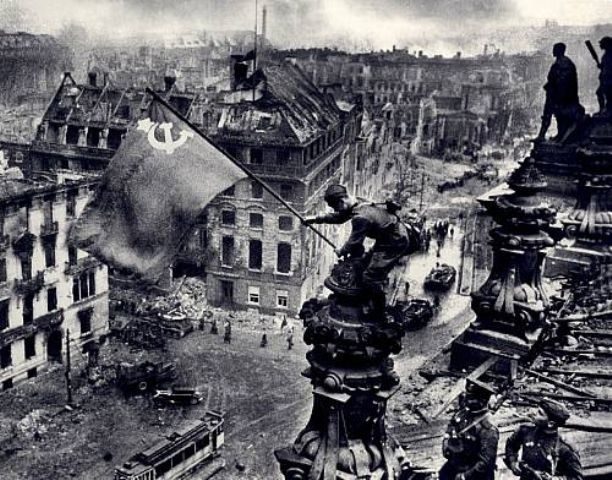 Историческое фото, сделанное военным фотокорреспондентом Евгением Халдеем. Кадр постановочный, что не умаляет его ценности. Фото взято в свободном доступе в сети Интернет