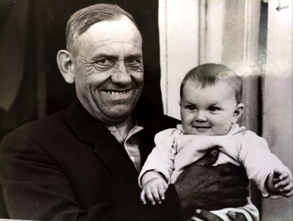 Мой дедушка Кузнецов Михаил Васильевич и я