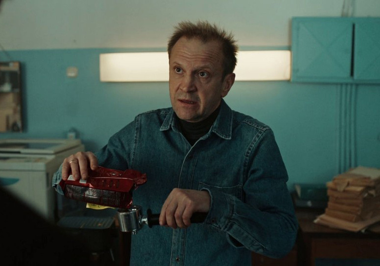 Тимофей Трибунцев в роли журналиста Юры Мальцева