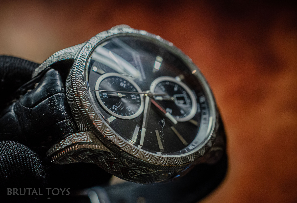 Аккуратная гравировка с небольшим рельефом, скрыла под собой изрядно покоцаный корпус часов. Теперь и не подумать, что часики очень сильно б/у