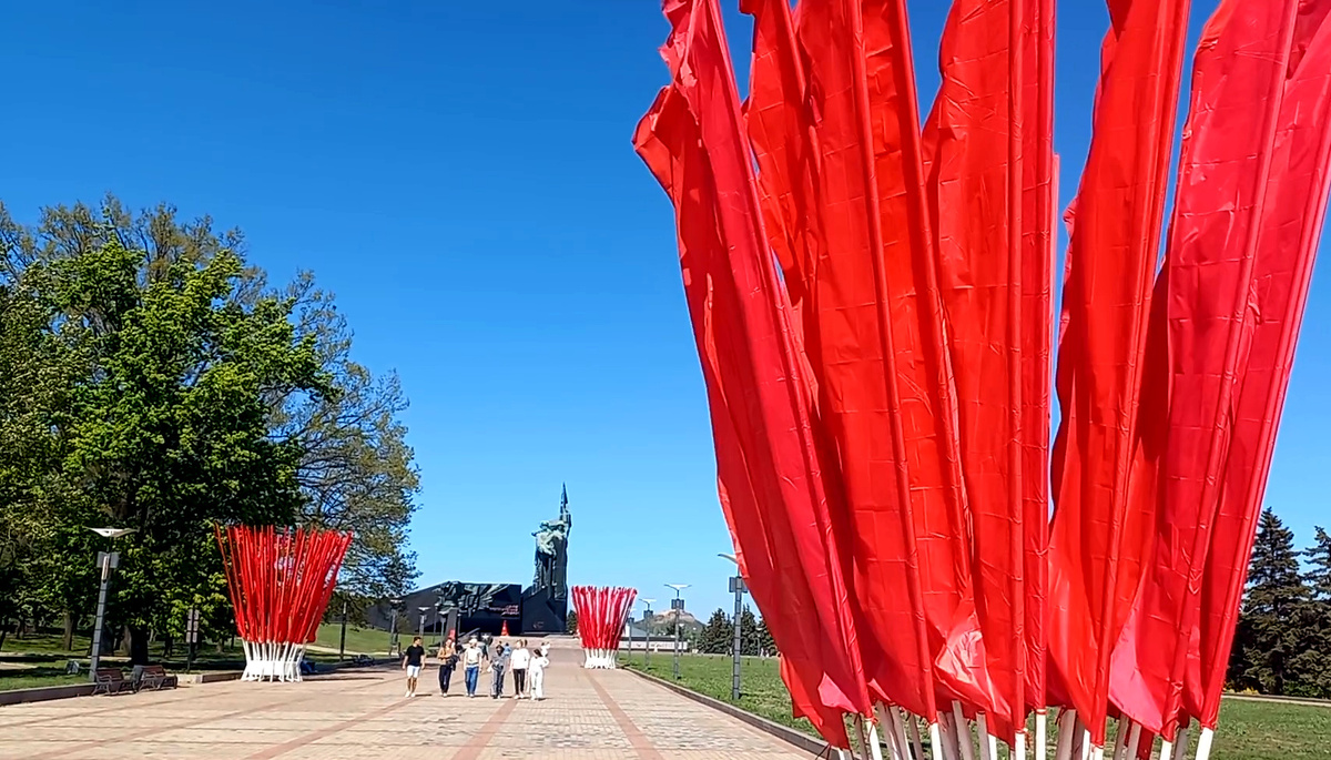 Красные флаги трепещут на ветру перед мемориалом «Освободителям Донбасса» в Донецке